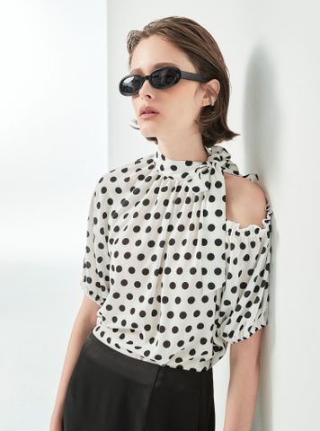 Áo màu trắng chấm bi khoét vai nhún bèo
