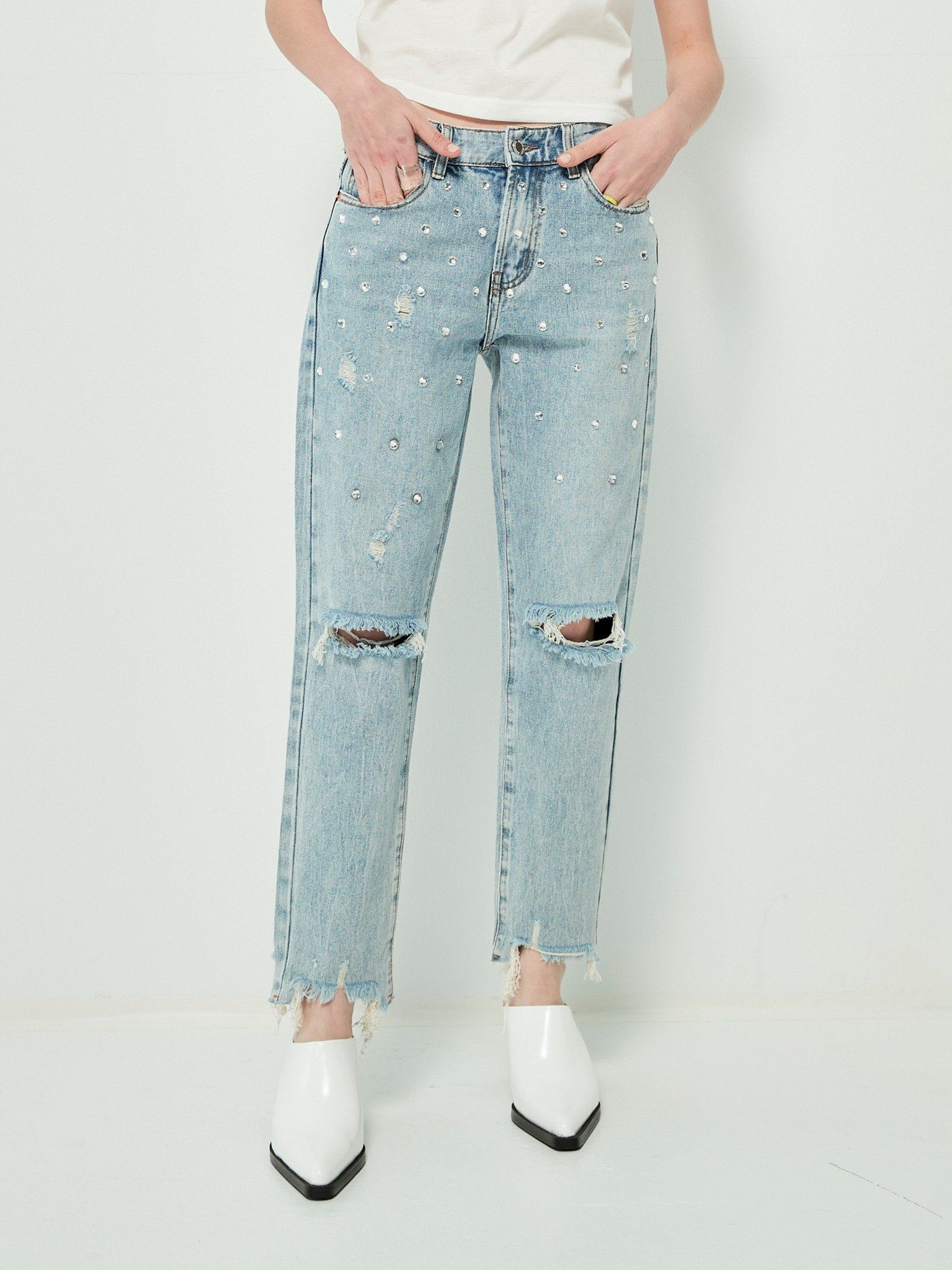 Quần jean màu xanh dài rách gấu đính đá