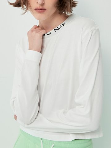 Áo thun màu trắng tay dài bo cổ logo