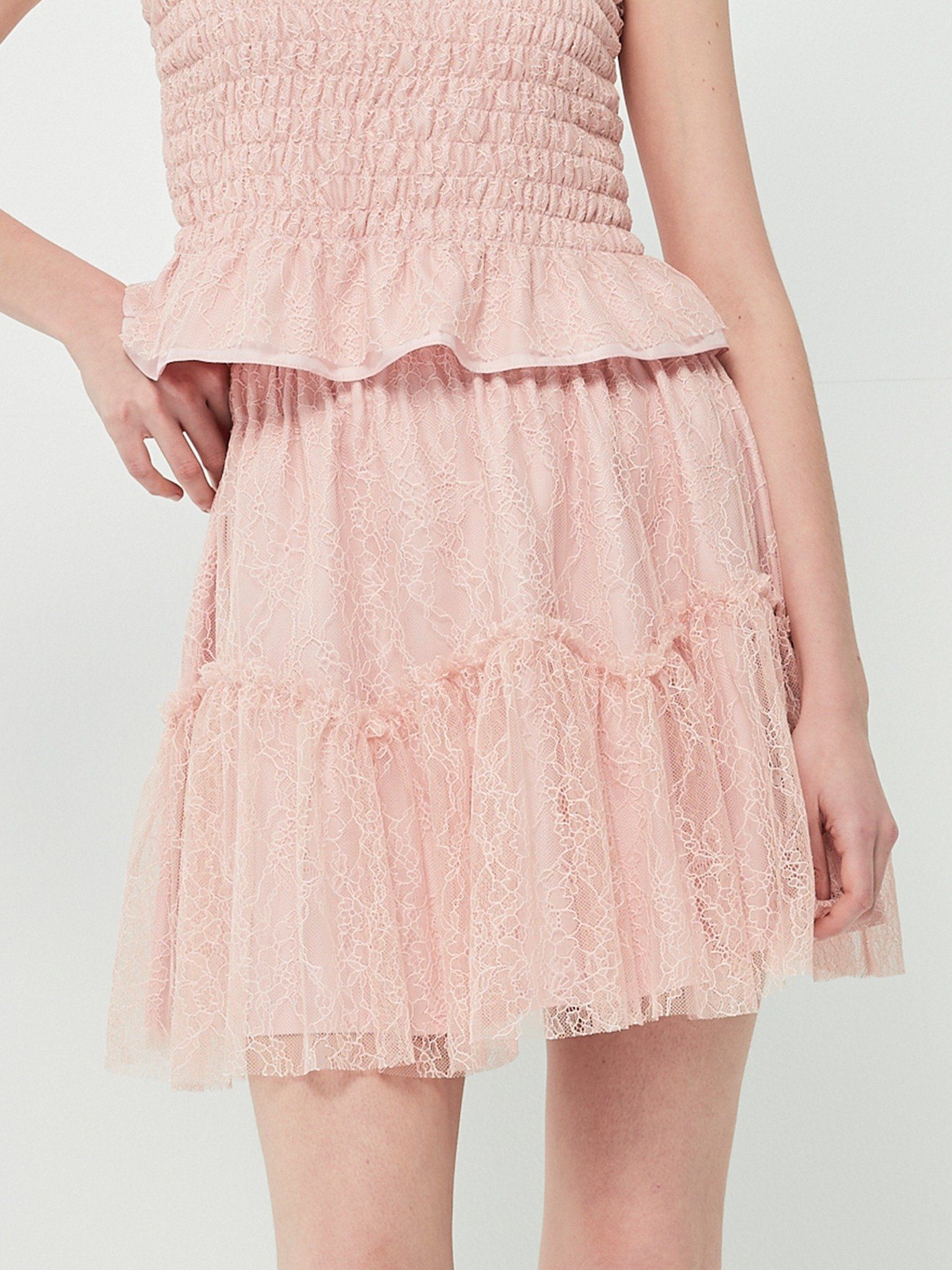 Chân váy màu hồng nhún bèo vải lưới họa tiết