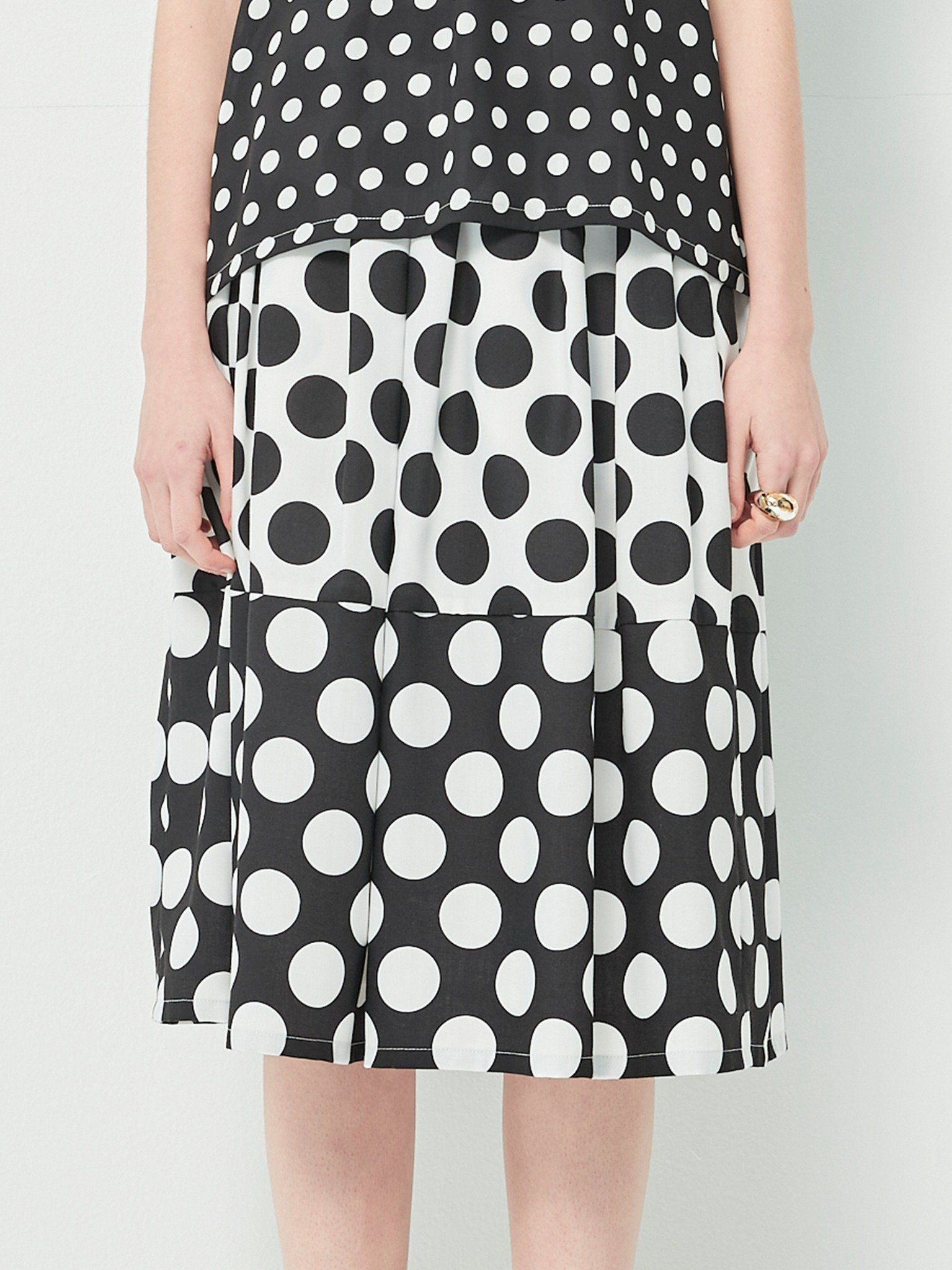 Chân váy chấm bi màu đen trắng