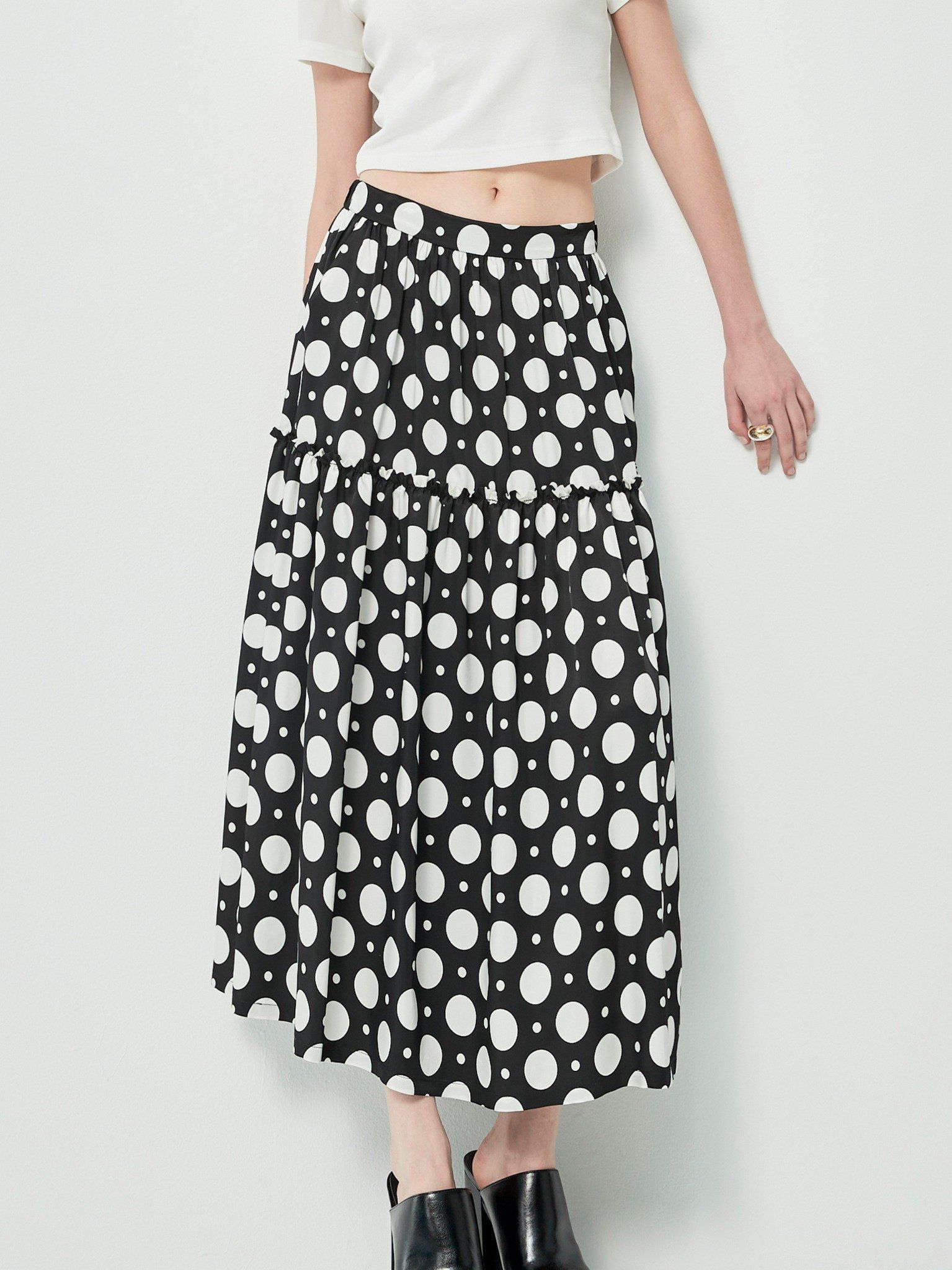 Chân váy chấm bi may nhún bèo màu đen