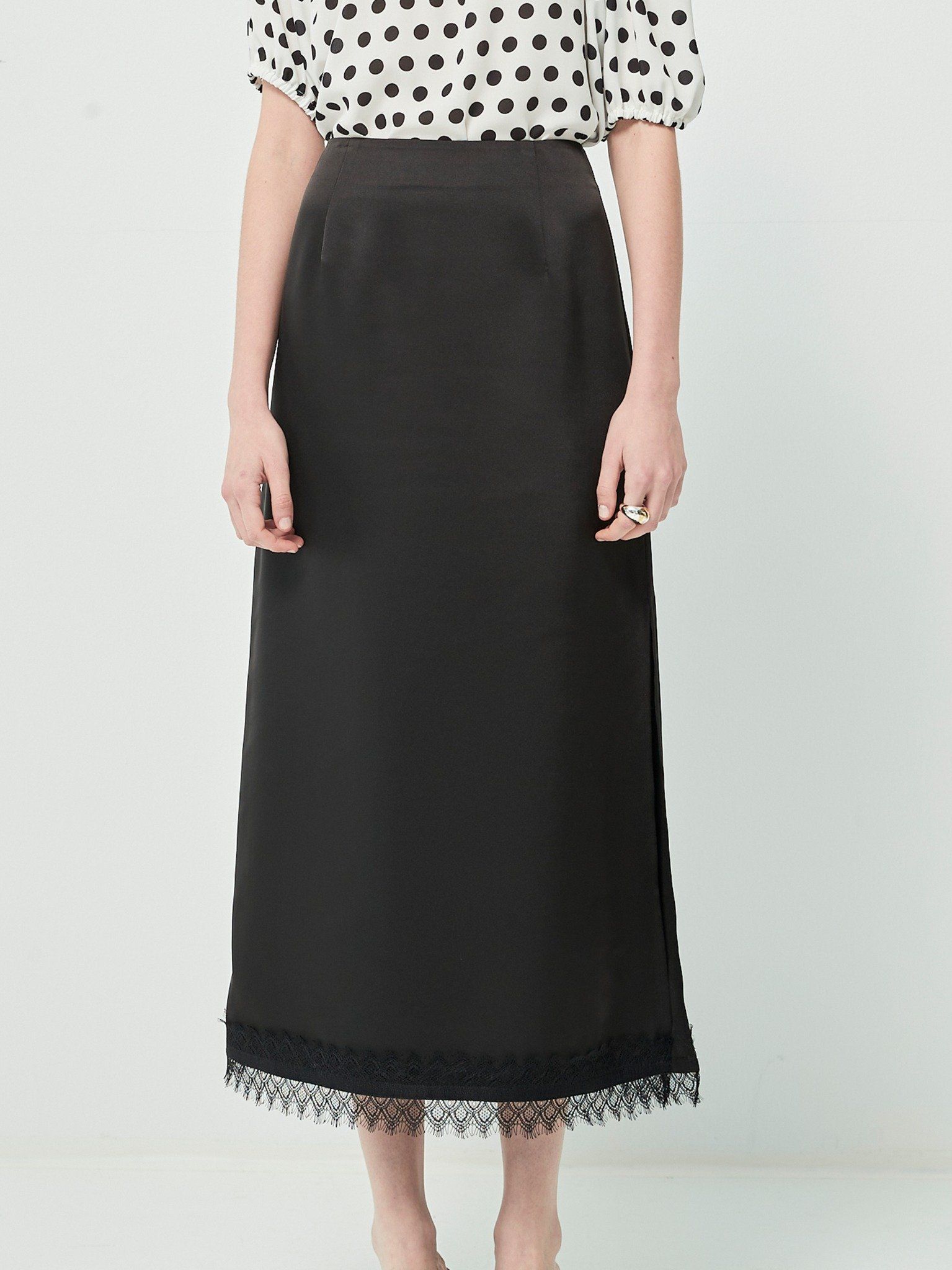 Chân váy dài màu đen xẻ tà đơn giản có viền ren