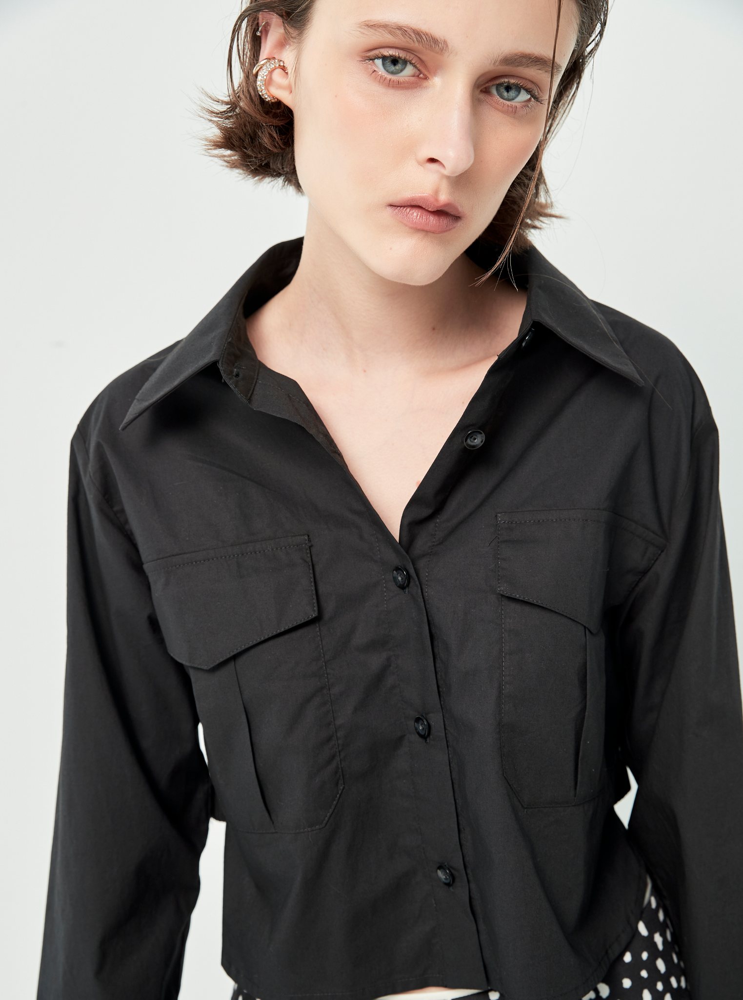 Áo sơ mi mang phong cách tối giản và hiện đại, với phom dáng croptop nhẹ