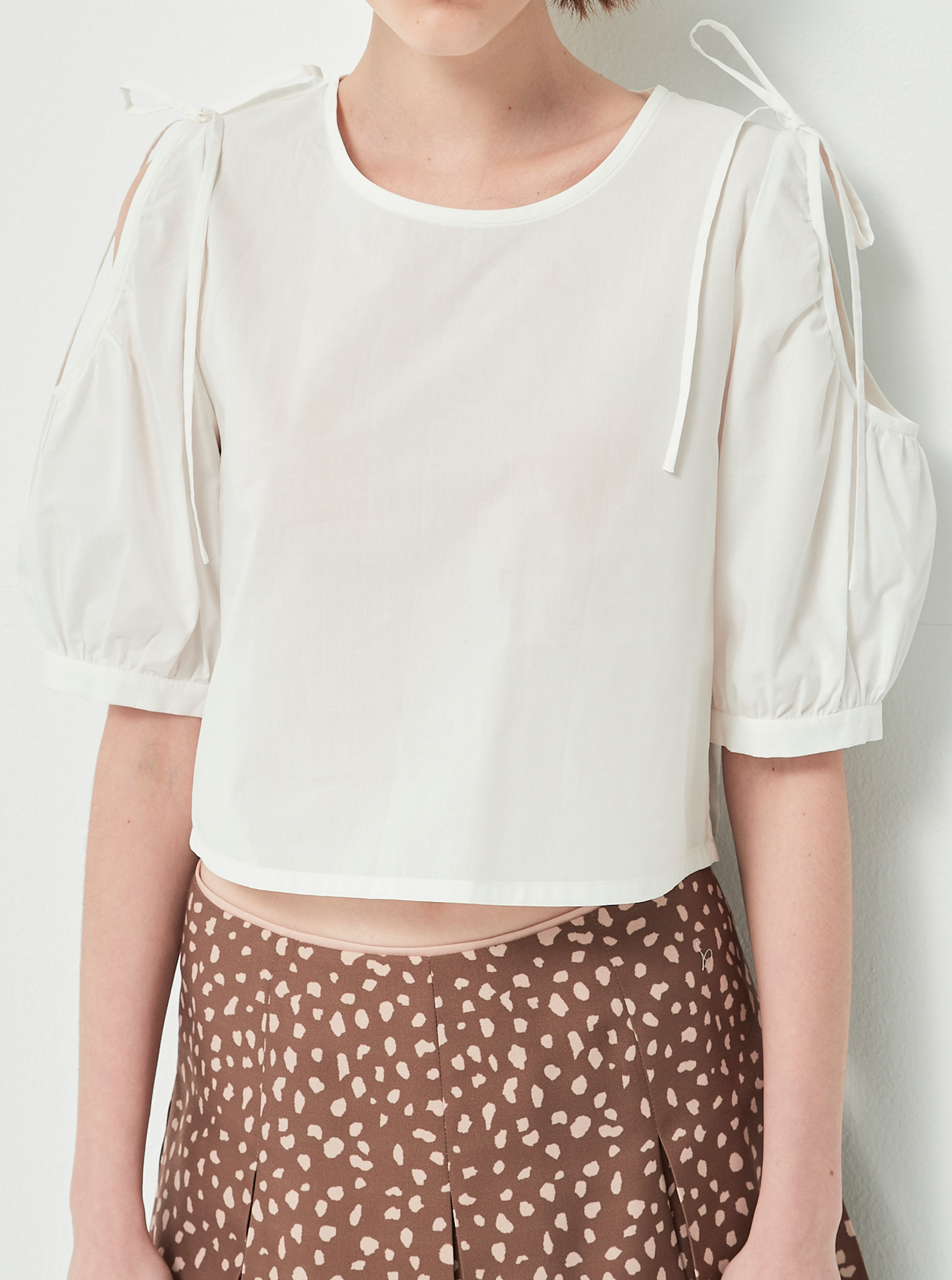 Áo kiểu khoét vai nữ tính, dịu dàng